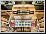 im Vordergrund: elektronisches Instrument; unmittelbar dahinter der Spieltisch der Pfeifenorgel.