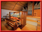 Elektronisches Instrument vor dem Prospekt der früheren Pfeifenorgel.