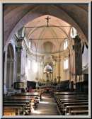Die Orgel steht im Kirchenschiff auf der rechten Seite in einem Gewölbebogen. 