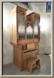 Orgel mit abgenommenen Flügeltüren, hinten in Chormitte.