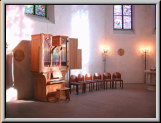 Orgel mit Flügeltüren an der linken Chorwand