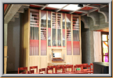 Wird die Orgel abgestellt, fahren automatisch (rosarote) Schutzgläser hoch, um die Prospektpfeifen vor äusseren Einflüssen zu schützen.